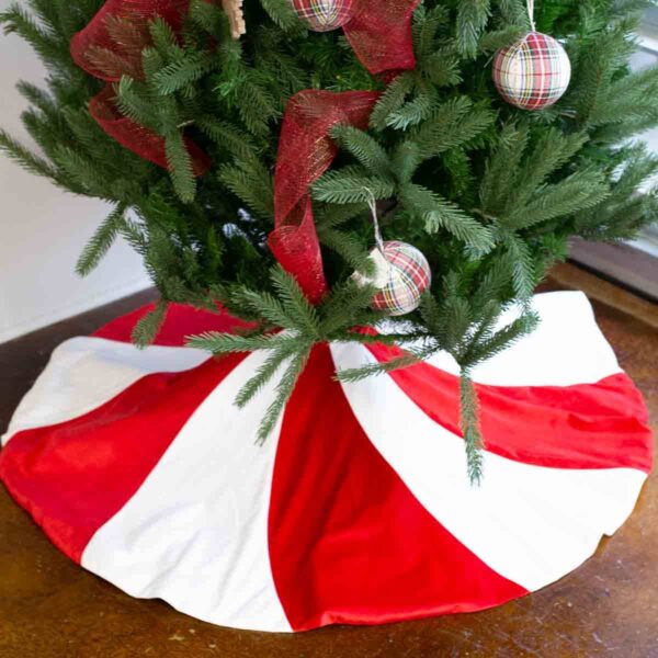 Peppermint Swirl Tree Skirt Red/White 48x48