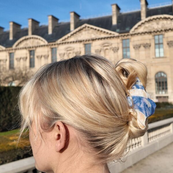 Hand-Painted Conch Shell Claw Hair Clip: Blue - Image 3