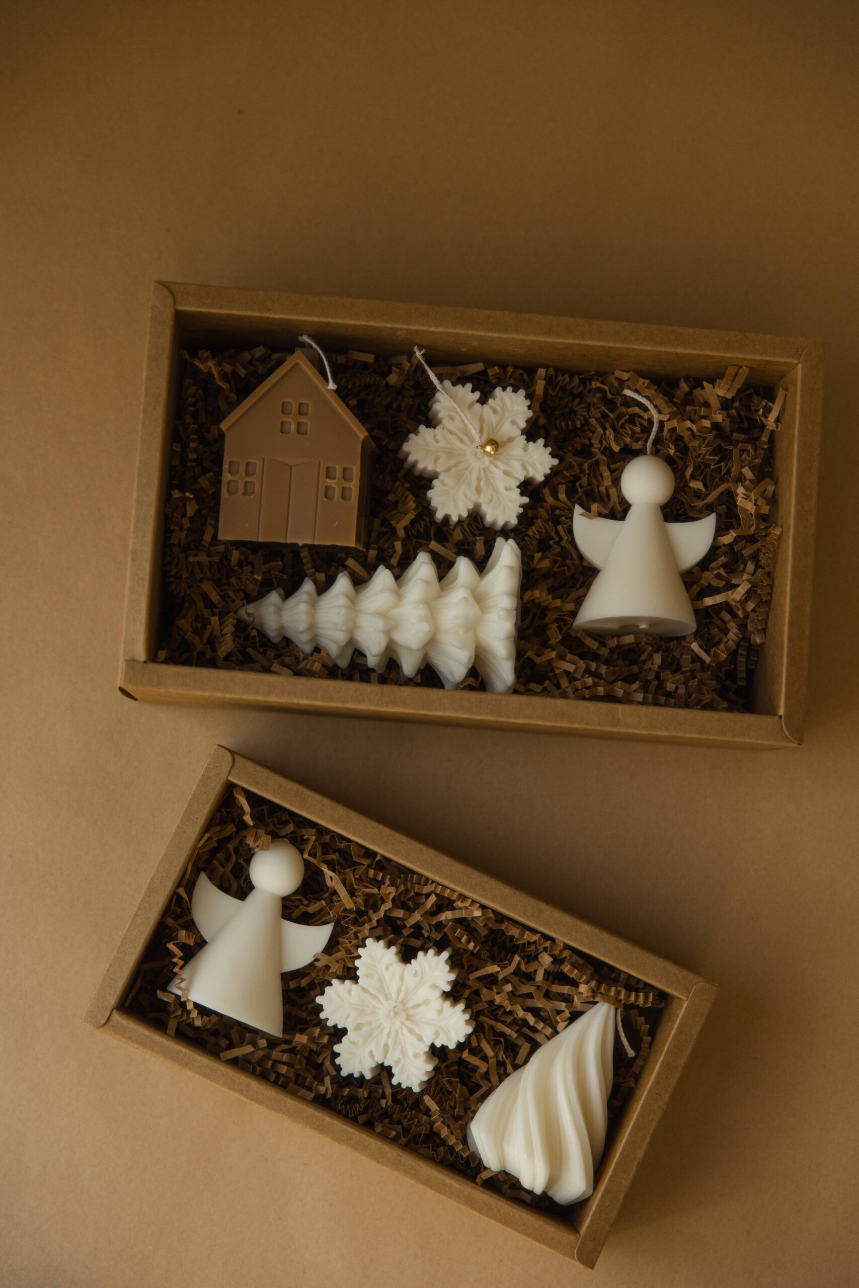 Holiday gift box with candles: Caramel, Walk in the woods