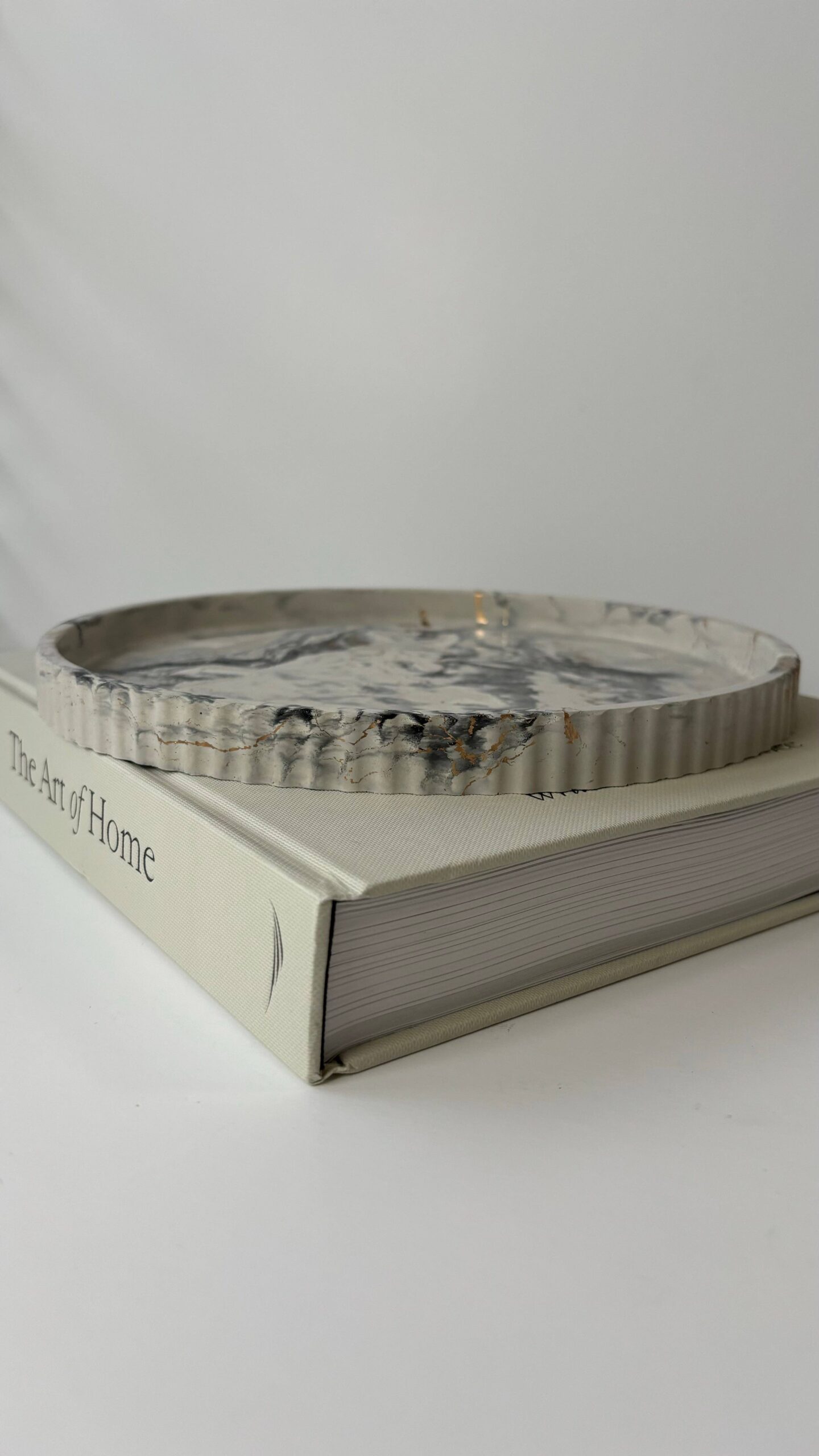 Joma - Concrete Fluted Tray | Round Concrete Tray: Black fusion marble - Image 7