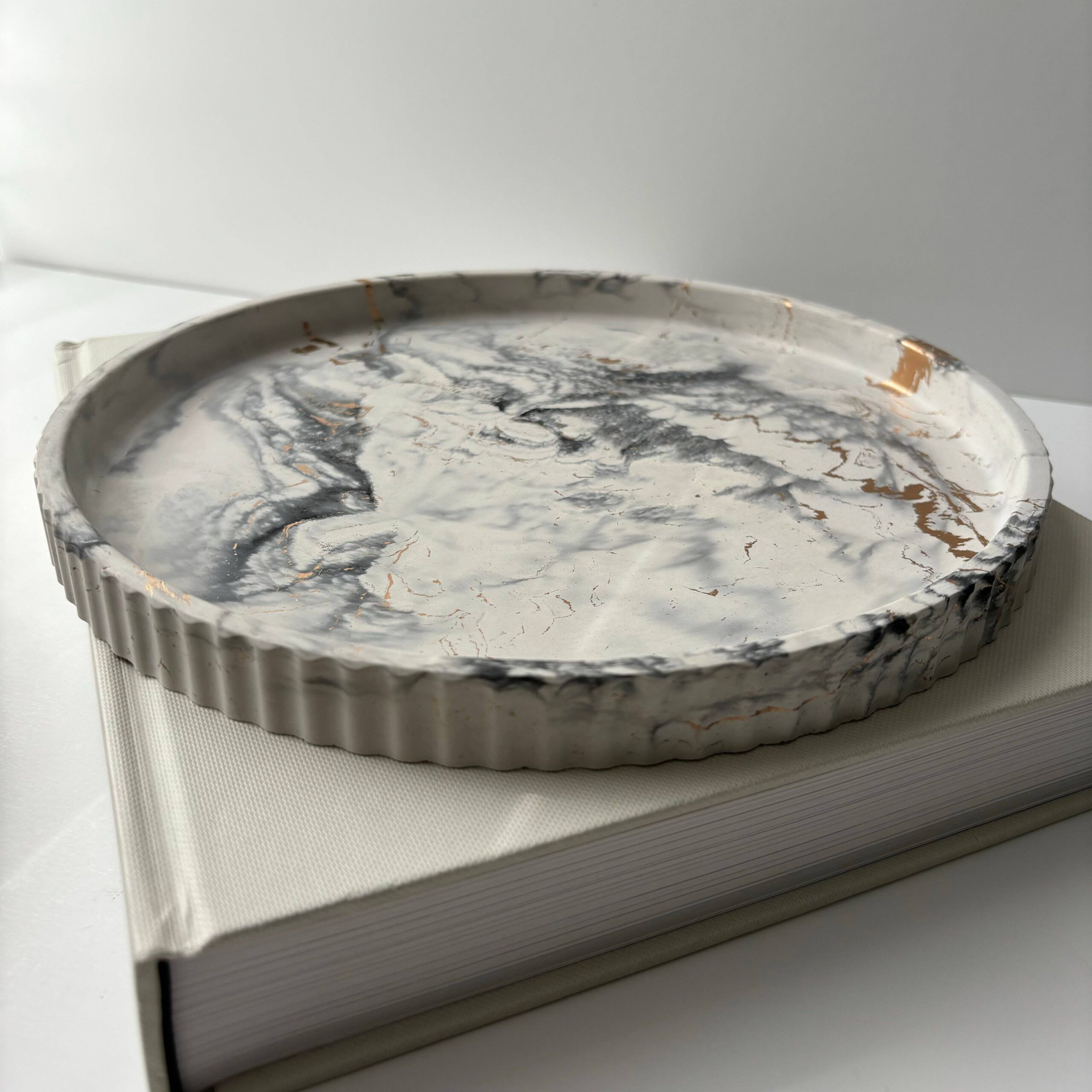 Joma - Concrete Fluted Tray | Round Concrete Tray: Black fusion marble