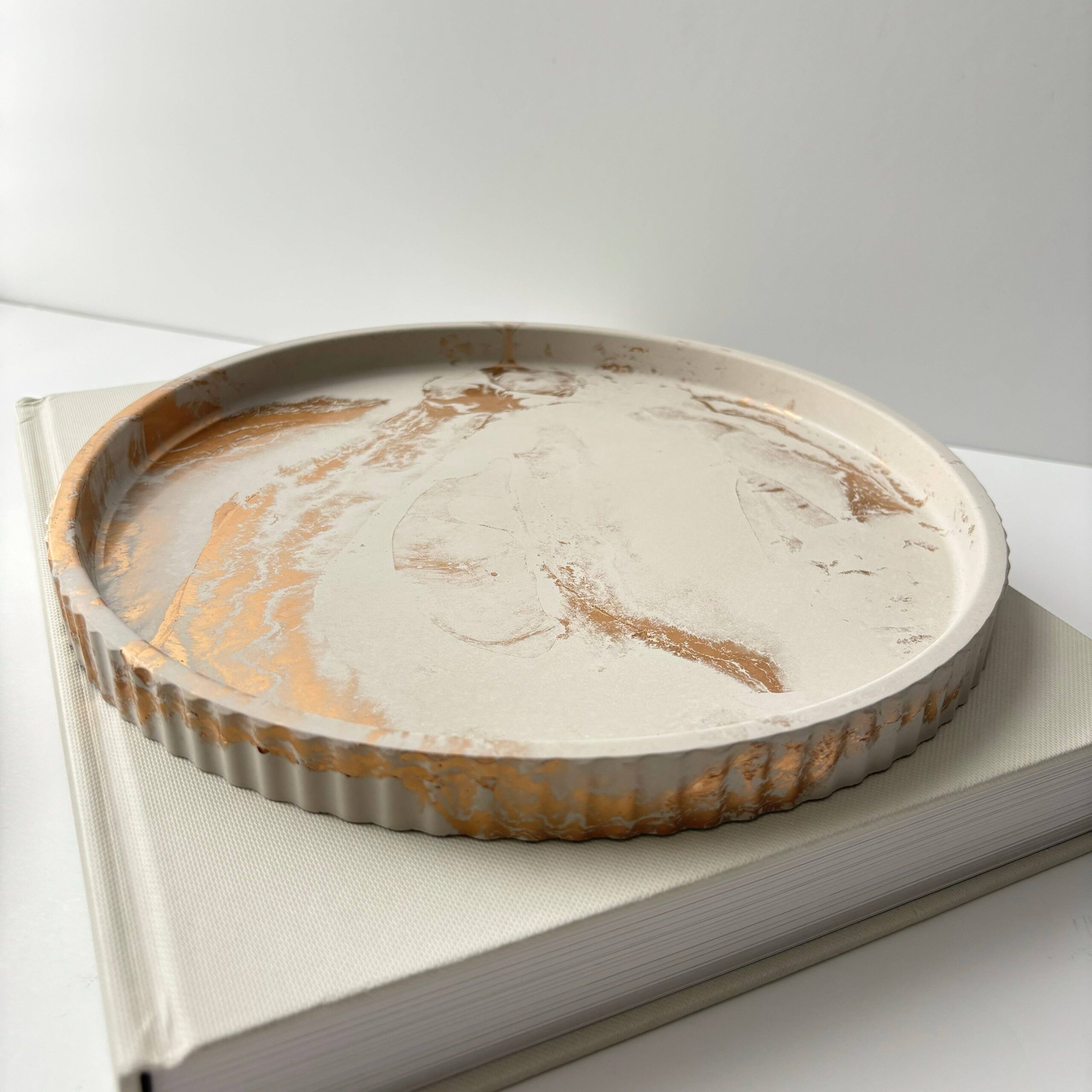 Joma - Concrete Fluted Tray | Round Concrete Tray: Black fusion marble - Image 2