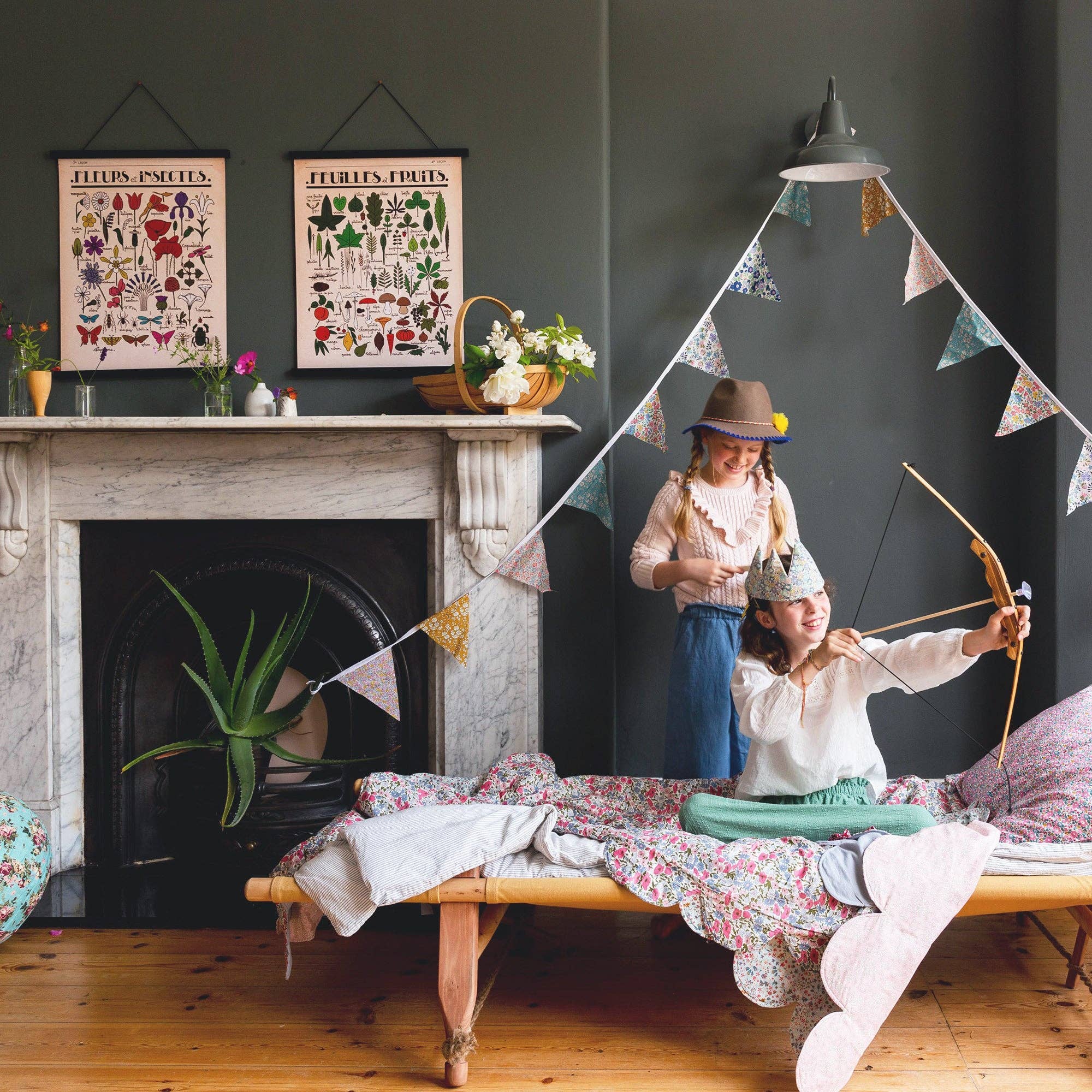 Roomytown Inc - Fleurs et Insectes Fine Art Print - Image 3