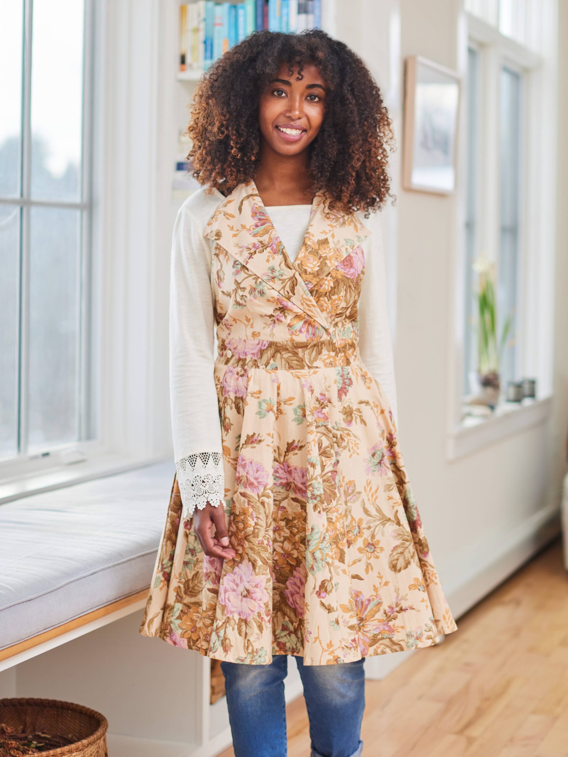 Eternal Rose Collar Apron: Antique